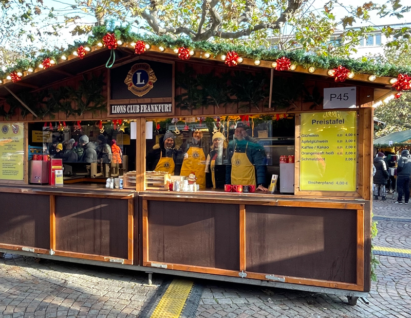 Lions Glühweinstand auf dem Weihnachtsmarkt Frankfurt - immer Nähe Paulskirche